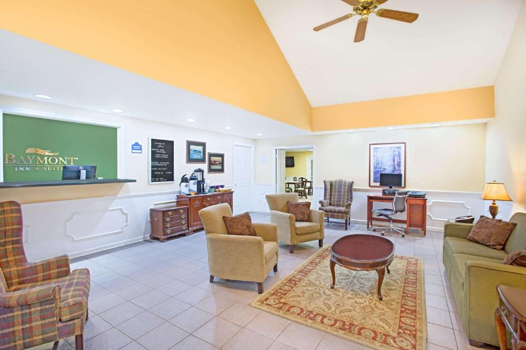 Baymont by Wyndham Forest City - main image