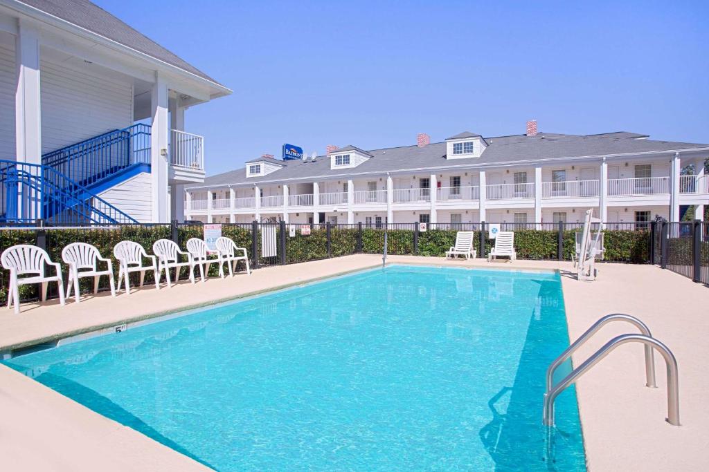 Baymont by Wyndham Forest City - image 2