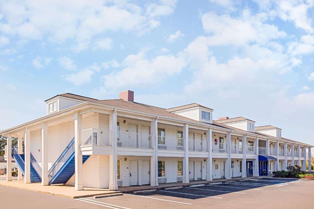 Baymont by Wyndham Forest City - image 3
