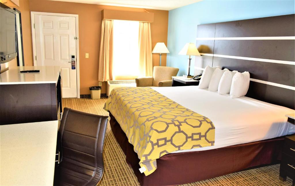 Baymont by Wyndham Forest City - image 5