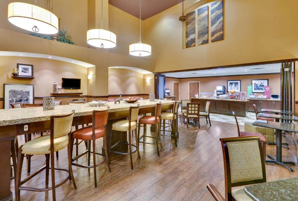 Hampton Inn & Suites Fort Worth/Forest Hill - image 2