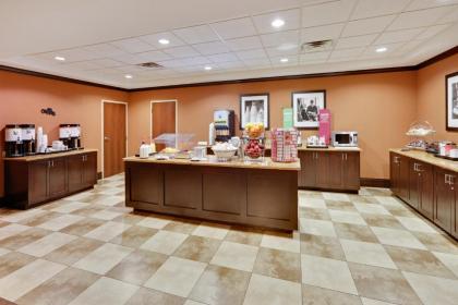 Hampton Inn & Suites Fort Worth/Forest Hill - image 4