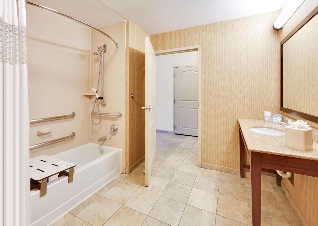 Hampton Inn & Suites Fort Worth/Forest Hill - image 7
