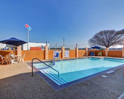 Quality Inn - image 12