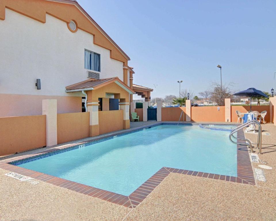 Quality Inn - image 5