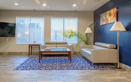 Quality Inn - image 9