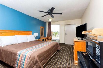 Days Inn by Wyndham Forest - image 2