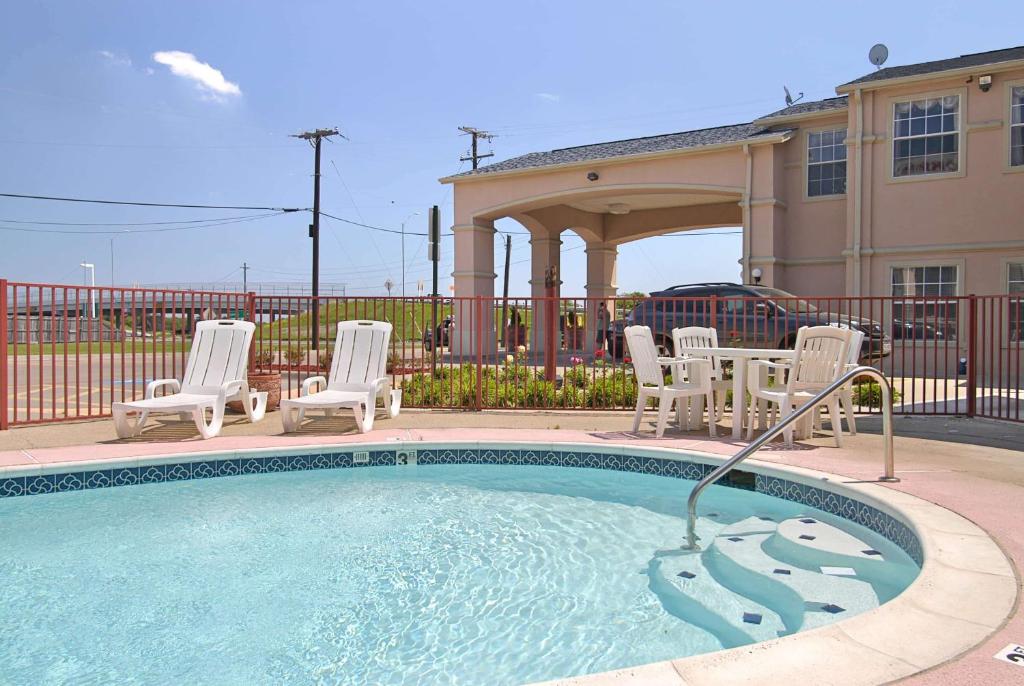 Super 8 by Wyndham Forney/East Dallas - main image