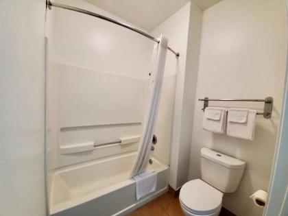 Super 8 by Wyndham Forney/East Dallas - image 3