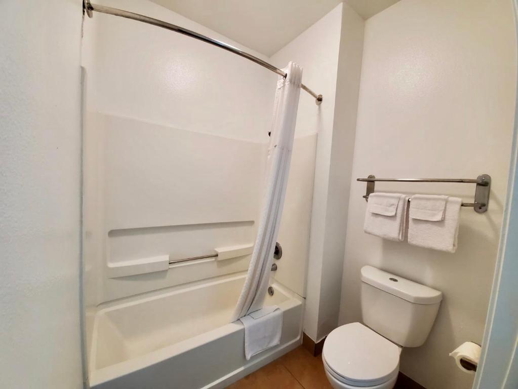Super 8 by Wyndham Forney/East Dallas - image 3