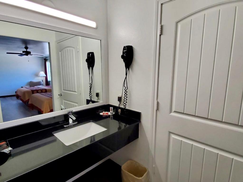 Super 8 by Wyndham Forney/East Dallas - image 4
