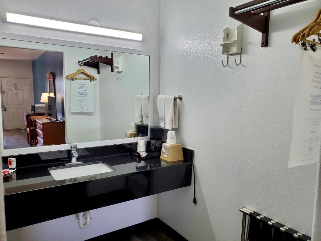 Super 8 by Wyndham Forney/East Dallas - image 5