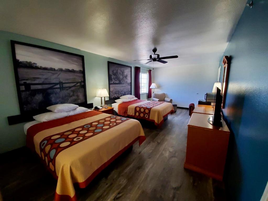 Super 8 by Wyndham Forney/East Dallas - image 7