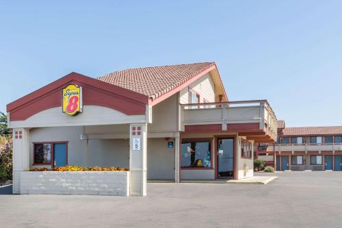Super 8 by Wyndham Fort Bragg - main image