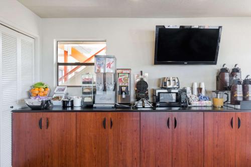 Super 8 by Wyndham Fort Bragg - image 3
