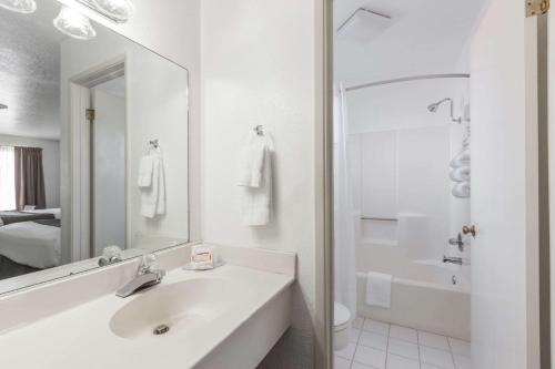 Super 8 by Wyndham Fort Bragg - image 5