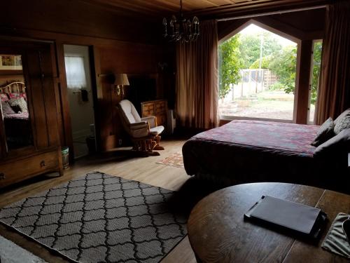 The Colonial Inn - image 2