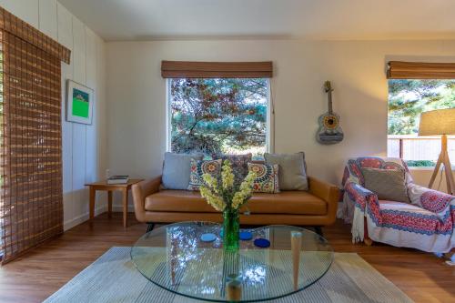 Coastal Conifer Hideaway - image 5
