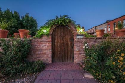 FireHouse Alley Elegant Loft-Style Retreat - image 4