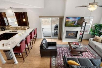 modern townhome Steps from the Brewery District Colorado
