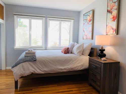 Family-Friendly Fireside Nest Near Old Town! - image 4