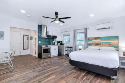 1757 A Relaxing Hideaway 1: 1.5 miles to Beach & Las Olas - image 2