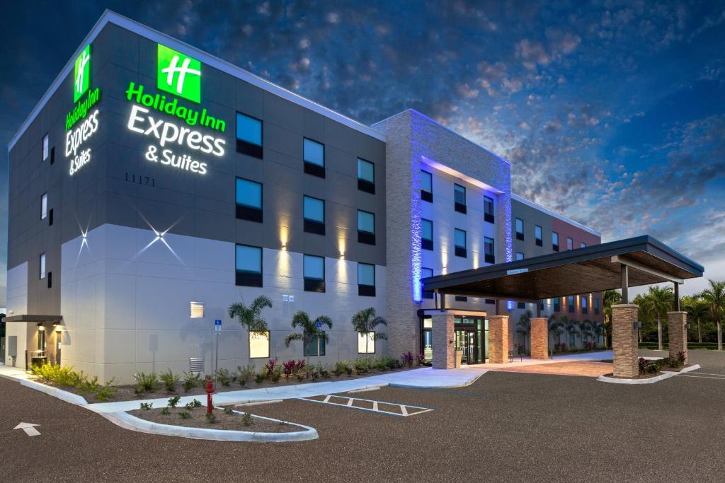 Holiday Inn Express & Suites - Ft Myers Beach-Sanibel Gateway an IHG Hotel - main image
