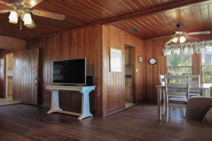 Mid-Island Beach House by Kathy Nesbit Vacations - image 10