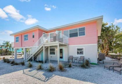 Flamingo Villas D Upstairs - Beautiful Beach Bungalow with Pool - image 3