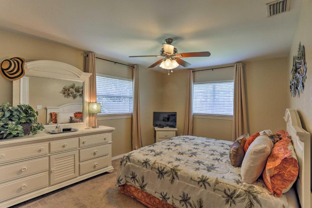 Fort Myers Bungalow - 12 Miles to the Beach! - main image