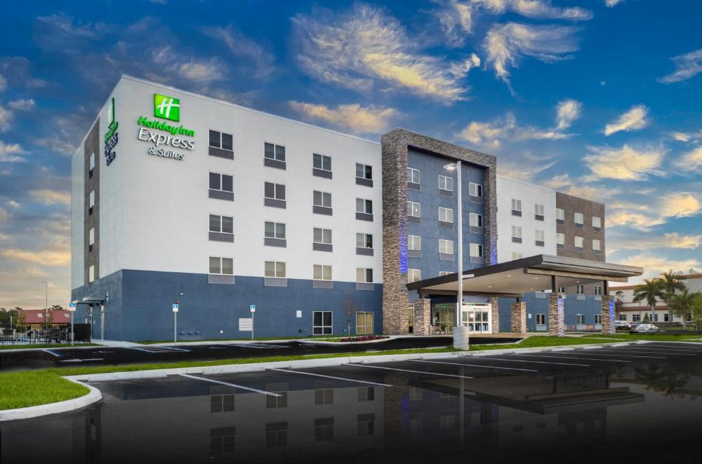 Holiday Inn Express & Suites - Fort Myers Airport an IHG Hotel - main image