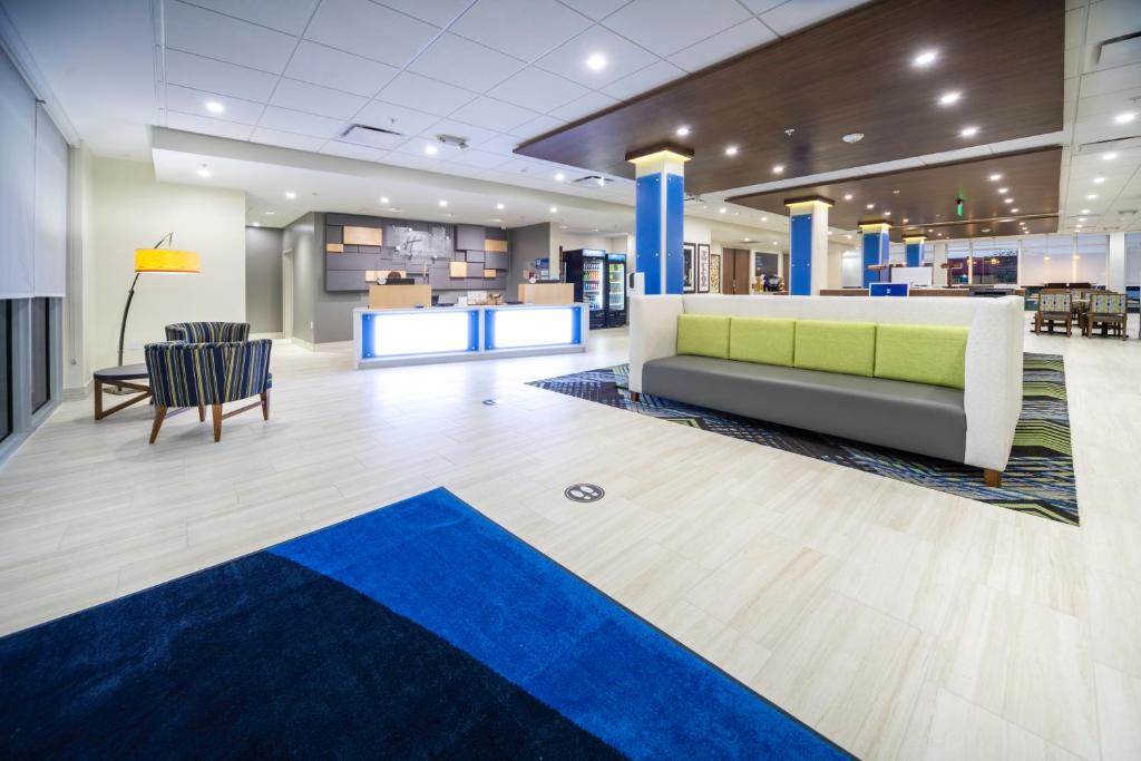 Holiday Inn Express & Suites - Fort Myers Airport an IHG Hotel - image 4