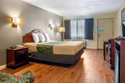 Econo Lodge Inn & Suites - image 14