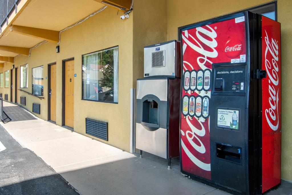 Econo Lodge Inn & Suites - image 2