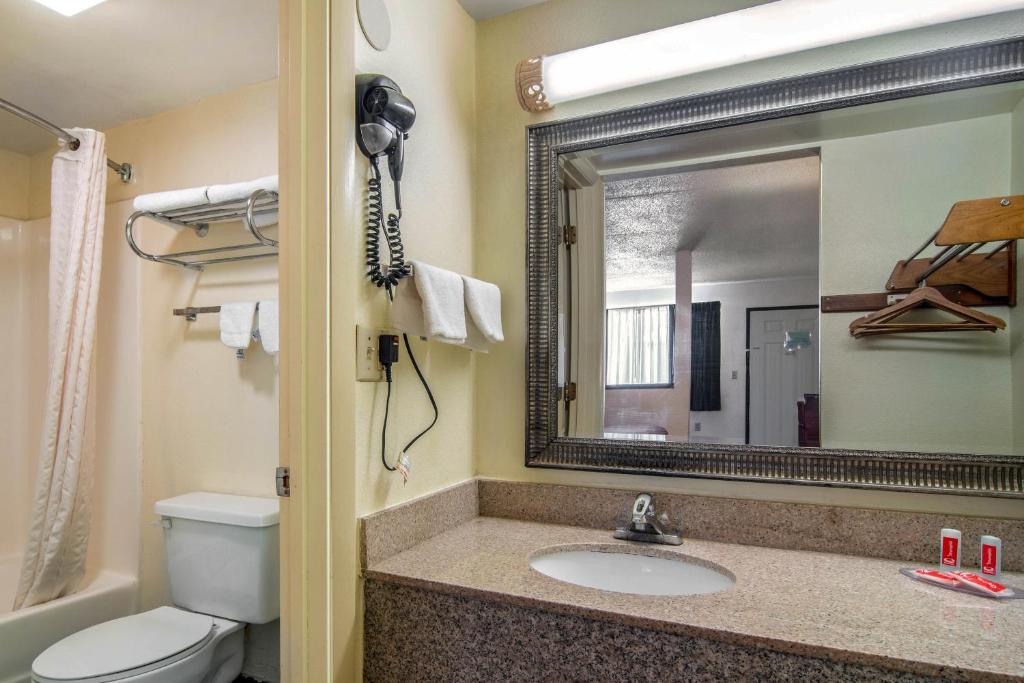 Econo Lodge Inn & Suites - image 3