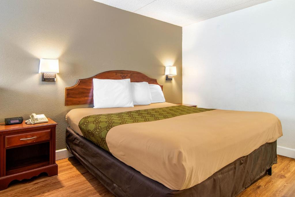 Econo Lodge Inn & Suites - image 5