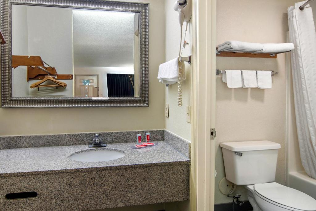 Econo Lodge Inn & Suites - image 6