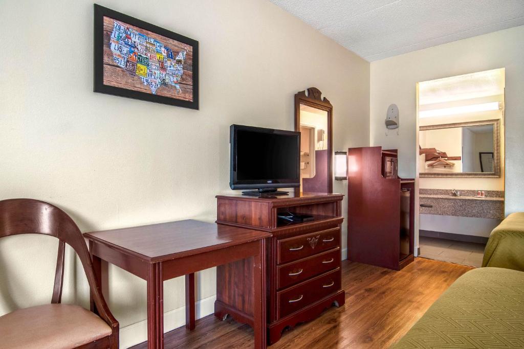 Econo Lodge Inn & Suites - image 7
