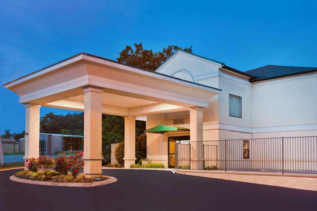 Super 8 by Wyndham Ft. Oglethorpe GA/Chatt TN Area - main image