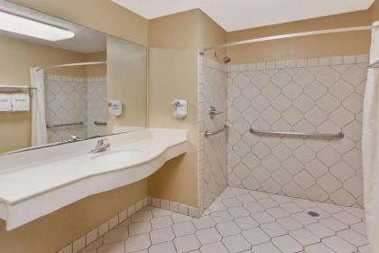 Super 8 by Wyndham Ft. Oglethorpe GA/Chatt TN Area - image 3