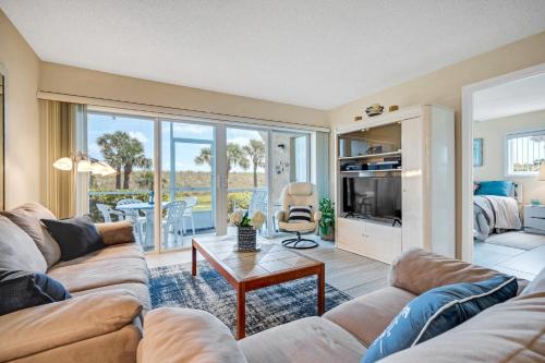 Perfect Oceanside 2 Bedroom Condo - Private Beach 4 Heated Pools & 9 Hole Golf Course! condo - main image