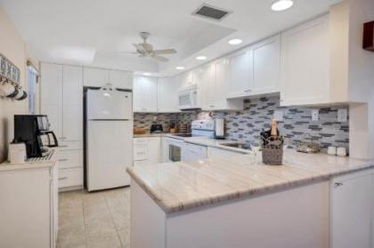Perfect Oceanside 2 Bedroom Condo - Private Beach 4 Heated Pools & 9 Hole Golf Course! condo - image 12