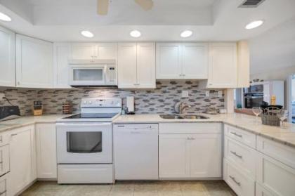 Perfect Oceanside 2 Bedroom Condo - Private Beach 4 Heated Pools & 9 Hole Golf Course! condo - image 14