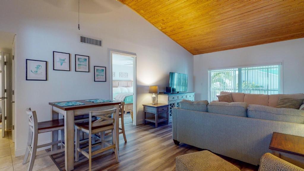 CP 721 1 Bed 1 Bath Condo Welcome to Paradise - image 2