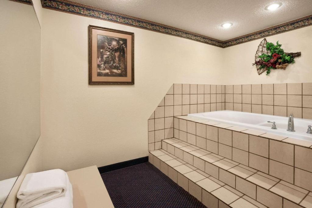 Travelodge by Wyndham Fort Scott - image 3