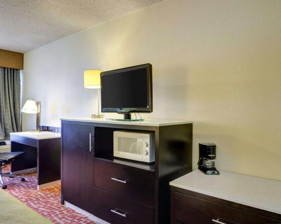 Quality Inn Fort Smith I-540 - image 4