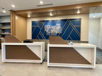 Holiday Inn Express & Suites - Ft. Smith - Airport an IHG Hotel - image 2