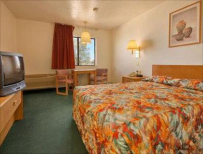 Super 8 by Wyndham Fort Sumner - image 4
