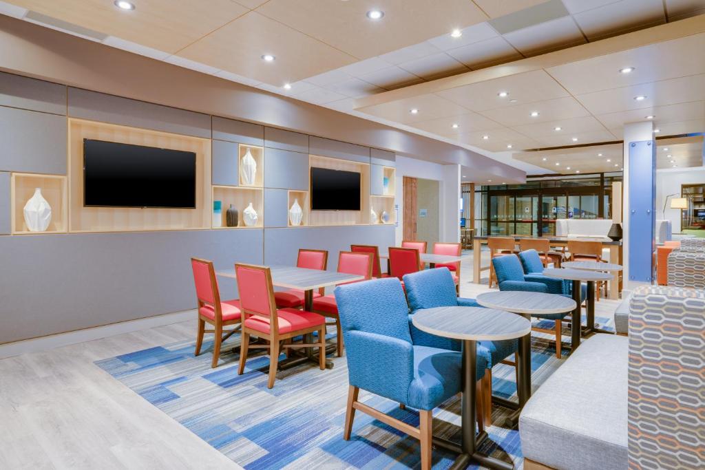 Holiday Inn Express & Suites Ft. Washington - Philadelphia an IHG Hotel - image 3