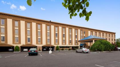 Best Western Fort Washington Inn - image 12